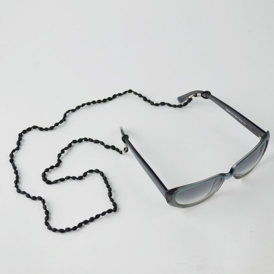 Baroque shape necklace for glasses black