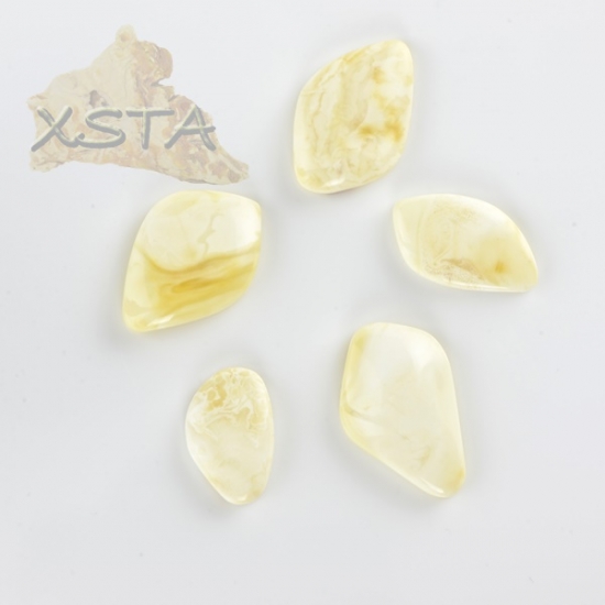 Lot of white cabochons Lot of white cabochons