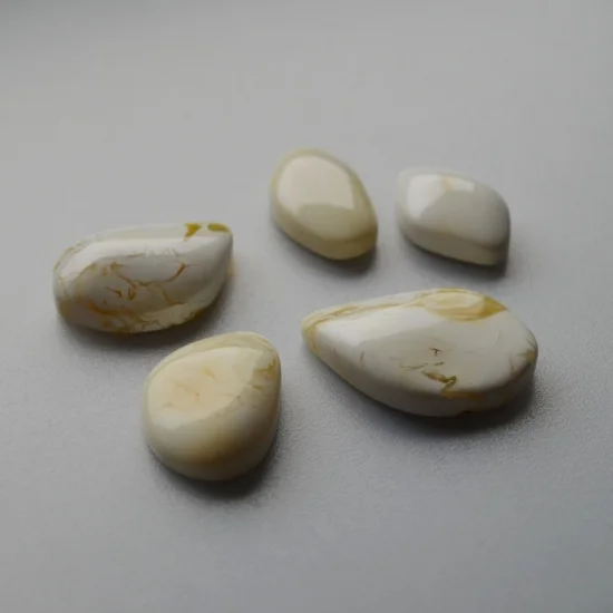 https://amber-xsta.com/image/cache/data/nuotraukos/wholesale-white-amber-cabochons--18377-550x550.webp